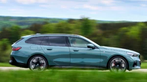 BMW i5 eDrive40 Touring Seitenansicht