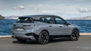 BMW iX xDrive50 Heckansicht