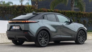 Toyota C-HR+ Heckansicht